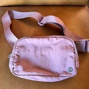 Lululemon Everywhere Bely Bag 1L